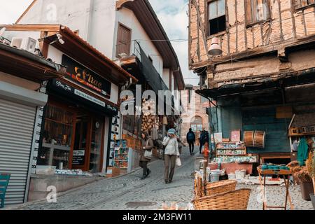 Ankara-Türkei, 09. Dezember 2022: Einkaufen auf dem Basar in Ankara Kaleici, alte Siedlungsgegend im Ankara Castle. Berühmtes altes hölzernes Hou Stockfoto