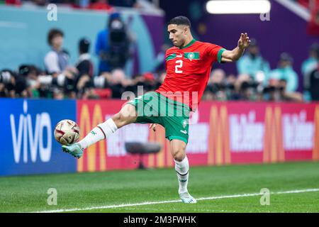 Al Chaur, Katar. 14.. Dezember 2022. Fußball: Weltmeisterschaft, Frankreich - Marokko, Endrunde, Halbfinale, Al-Bait-Stadion, Marokkos Achraf Hakimi in Aktion. Kredit: Tom Weller/dpa/Alamy Live News Stockfoto