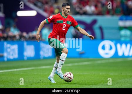 Al Chaur, Katar. 14.. Dezember 2022. Fußball: Weltmeisterschaft, Frankreich - Marokko, Endrunde, Halbfinale, Al-Bait-Stadion, Marokkos Achraf Hakimi in Aktion. Kredit: Tom Weller/dpa/Alamy Live News Stockfoto