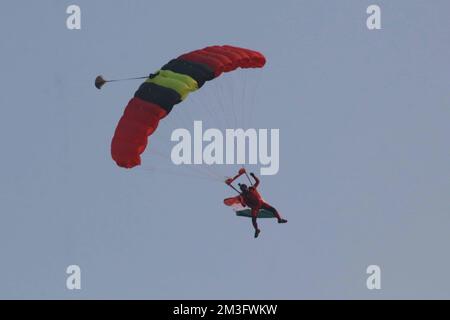 Kalkutta, Westbengalen, Indien. 14.. Dezember 2022. Ein Fallschirmjäger der indischen Armee tritt während der letzten Probe vor den Feierlichkeiten der indischen Armee „Vijay Diwas“ auf der RCTC in Kalkutta am 14. Dezember 2022 auf. "Vijay Diwas" wird jedes Jahr am 16. Dezember gefeiert, um den Sieg der indischen Streitkräfte über Pakistan im Befreiungskrieg von Bangladesch 1971 zu ehren. (Kreditbild: © Dipa Chakraborty/Pacific Press via ZUMA Press Wire) Stockfoto