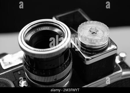 Eine Nahaufnahme der Bolex-Kamera 8mm auf weißem Hintergrund Stockfoto