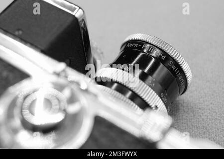 Eine Nahaufnahme der Bolex-Kamera 8mm auf weißem Hintergrund Stockfoto