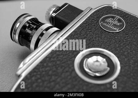 Eine Nahaufnahme der Bolex-Kamera 8mm auf weißem Hintergrund Stockfoto