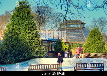 Glasgow, Schottland, Vereinigtes Königreich 14.. Dezember 2022. UK Weather: Bei eisigen Temperaturen sah der Botanik-Park wie Weihnachten aus, als sich die Leute für einen Spaziergang im Park einwickelten, der für sein Kibble-Gewächshaus und die Pflanzengärten der glasgow Parks berühmt ist. Credit Gerard Ferry/Alamy Live News Stockfoto