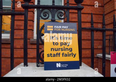 London, Großbritannien. 15.. Dezember 2022. „Es ist an der Zeit, das Pflegepersonal fair zu bezahlen“ Plakat, das an der Streikpostierung vor dem Great Ormond Street Hospital zu sehen ist, als der größte britische Krankenpflegestreik in der Geschichte beginnt. Tausende von Krankenschwestern streiken im ganzen Land wegen des Gehalts. (Foto: Vuk Valcic/SOPA Images/Sipa USA) Guthaben: SIPA USA/Alamy Live News Stockfoto