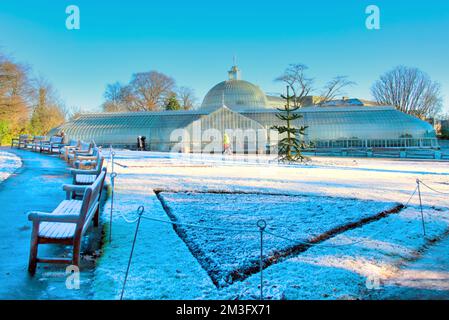 Glasgow, Schottland, Vereinigtes Königreich 14.. Dezember 2022. UK Weather: Bei eisigen Temperaturen sah der Botanik-Park wie Weihnachten aus, als sich die Leute für einen Spaziergang im Park einwickelten, der für sein Kibble-Gewächshaus und die Pflanzengärten der glasgow Parks berühmt ist. Credit Gerard Ferry/Alamy Live News Stockfoto