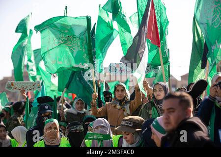 Gaza, Palästina. 14.. Dezember 2022. Anhänger der palästinensischen Hamas-Bewegung nehmen an einer Feier zum 35.. Jahrestag der Gründung der Hamas in Gaza-Stadt Teil. Kredit: SOPA Images Limited/Alamy Live News Stockfoto