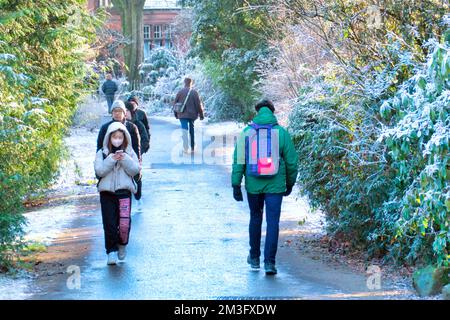 Glasgow, Schottland, Vereinigtes Königreich 14.. Dezember 2022. UK Weather: Bei eisigen Temperaturen sah der Botanik-Park wie Weihnachten aus, als sich die Leute für einen Spaziergang im Park einwickelten, der für sein Kibble-Gewächshaus und die Pflanzengärten der glasgow Parks berühmt ist. Credit Gerard Ferry/Alamy Live News Stockfoto