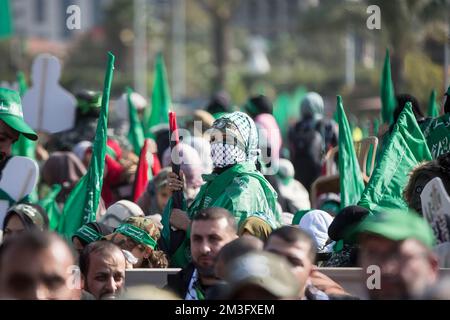 Gaza, Palästina. 15.. Dezember 2022. Anhänger der palästinensischen Hamas-Bewegung nehmen an einer Feier zum 35.. Jahrestag der Gründung der Hamas in Gaza-Stadt Teil. Kredit: SOPA Images Limited/Alamy Live News Stockfoto