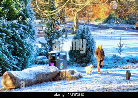 Glasgow, Schottland, Vereinigtes Königreich 14.. Dezember 2022. UK Weather: Bei eisigen Temperaturen sah der Botanik-Park wie Weihnachten aus, als sich die Leute für einen Spaziergang im Park einwickelten, der für sein Kibble-Gewächshaus und die Pflanzengärten der glasgow Parks berühmt ist. Credit Gerard Ferry/Alamy Live News Stockfoto