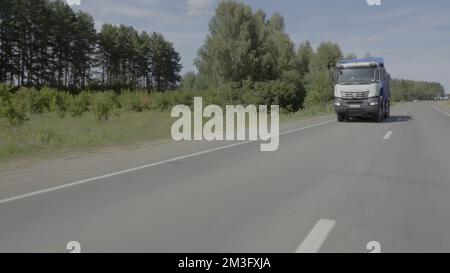 Berlin - 20. Juni 2022: Güterwagen mit Anhänger auf einer Autobahn. Szene. Weißer Lkw liefert Güter, Konzept des Transports Stockfoto