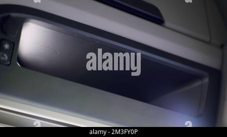 Nahaufnahme der Innenausstattung einer Lkw-Maschine. Szene. Blick in das Innere einer Lkw-Kabine mit einem kleinen Regal Stockfoto