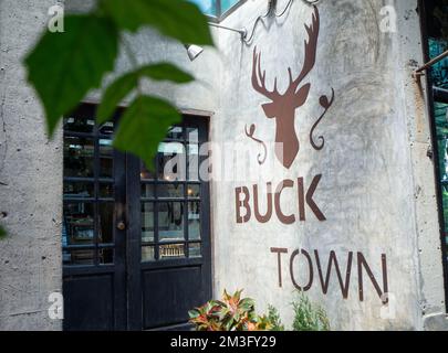 Ein Café in der Provinz KamphaengPhet im Vintage-Stil. Der Name des Ladens ist Buck Town. Stockfoto