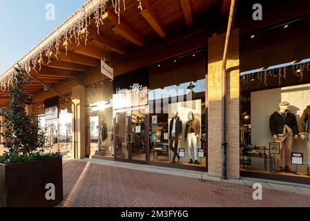 Mondovì, Cuneo, Italien - 07. Dezember 2022: Hermitage Uomo Bekleidung und Sportbekleidung für Männer im Outlet-Dorf Mondovicino, Hermitage Uomo ist ein BH Stockfoto