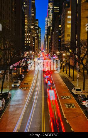 42.. Straße bei Nacht, aus Tudor City in Midtown Manhattan, New York City. Stockfoto