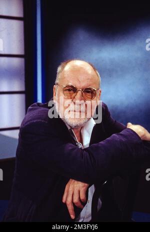 Hanns Dieter Hüsch, deutscher Kabarettist, Liedermacher und Schriftsteller, hier in der ARD Kabarett-Sendung: Scheibenwischer, Deutschland, 1995. Hanns Dieter Hüsch, deutscher Kabarettkünstler, Songwriter und Autor, hier im TV-Kabarettprogramm: Scheibenwischer, Deutschland, 1995. Stockfoto