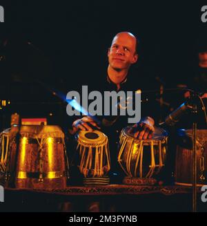 Jazz Fest Berlin, Philharmonie, Deutschland, 1980, Collin Walcott, Amerikanischer Perkussionist, Sitar- und Tabla-Spieler, Ethno-Jazz Pionier, Auftritt mit der Band Oregon. Collin Walcott, American Ethno Jazz Musiker, Perkussionist, Sitar und Tabla-Spieler, Aufführung mit der Band Oregon. Stockfoto