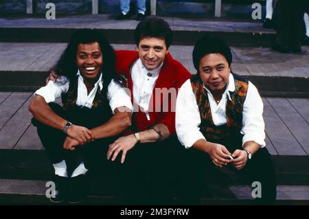 Walter und die bunten Vögel, Schlager- und Volksmusik-Gruppe, Trio mit Sänger Walter Schachner, Mitte, Auftritt bei Heimatmelodie, RTL plus-Volksmusiksendung, Deutschland, 1992. Walter & die Bunten Vögel, Pop- und österreichische Volkskunstgruppe, Trio mit Sänger Walter Schachner, Zentrum, Aufführung bei RTLplus TV Heimatmelodie, Deutschland, 1992. Stockfoto