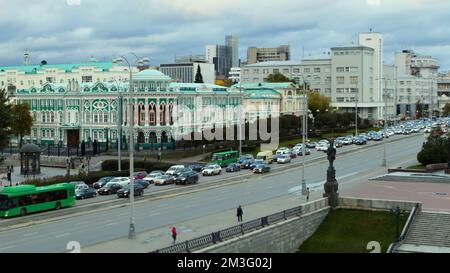 Serbien, Belgrad - 7. Mai 2022: Luftaufnahme einer Stadt an einem Sommertag. Aktie-Aufnahmen. Fliegen Sie über Gebäude und grüne Vegetation einer modernen Stadt Stockfoto