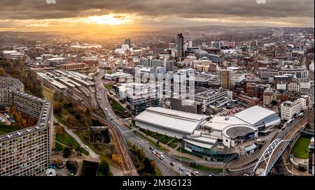 SHEFFIELD, GROSSBRITANNIEN - 6. DEZEMBER 2022. Panoramablick aus der Vogelperspektive vom Park Hill Housing Development of Sheffield City Centre mit Teichen Forge Internatio Stockfoto