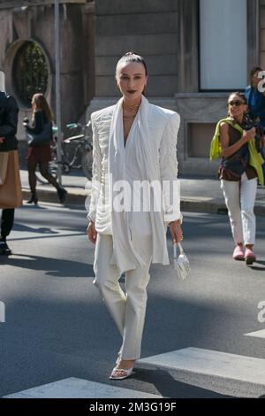 MAILAND, ITALIEN - 23. SEPTEMBER 2022: Mary Leest mit weißer Jacke und Hose vor der Sportmax-Modenschau, Mailand Fashion Week Street Style Stockfoto