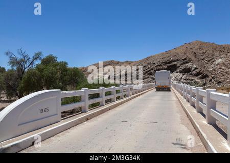 Bus überquert eine Brücke über den Kuiseb Fluss, C14 auf der Straße, Namibia Stockfoto