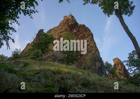 Burgruinen von Trosky auf einem Basaltfelsen im Abendlicht, Troskovice, Liberecky kraj, Tschechische Republik Stockfoto