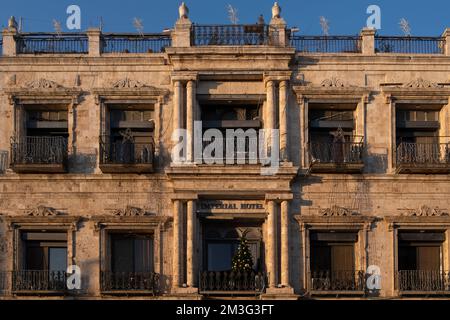 Außenansicht des 1889 im europäischen Neoklassizismus erbauten New Imperial Hotels, im Besitz der griechisch-orthodoxen Kirche am Omar Ibn Al-Khattab-Platz in der Nähe des Jaffa-Tors in Jerusalem, Israel Stockfoto