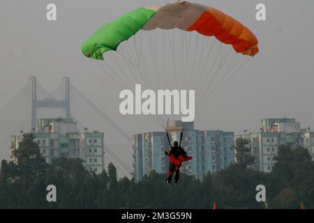 Kalkutta, Westbengalen, Indien. 14.. Dezember 2022. Ein Fallschirmjäger der indischen Armee tritt während der letzten Probe vor den Feierlichkeiten der indischen Armee „Vijay Diwas“ auf der RCTC in Kalkutta am 14. Dezember 2022 auf. "Vijay Diwas" wird jedes Jahr am 16. Dezember gefeiert, um den Sieg der indischen Streitkräfte über Pakistan im Befreiungskrieg von Bangladesch 1971 zu ehren. (Kreditbild: © Dipa Chakraborty/Pacific Press via ZUMA Press Wire) Stockfoto