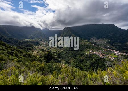 Kamm von Pico do Alto, Blick auf bewaldete Berge mit dem Dorf Boaventura, Madeira, Portugal Stockfoto