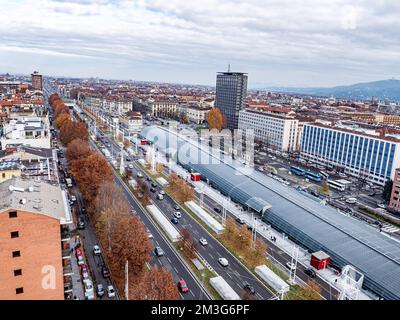 Skyline von Turin, Italien, im Winter. Der Berg hinten und die Mole Antonelliana, Piazza Castello, Porta Susa Station, Turiner Hof und das Stadtzentrum Stockfoto