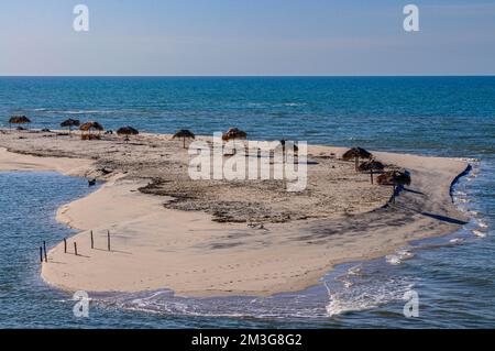 Sand Zunge im Ozean unterhalb des Antsanitia Beach Resort nahe Mahajanga, Madagaskar Stockfoto