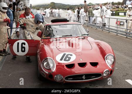 Oldtimer-Rennen mit Ferrari GTO 250 im Goodwood Revival, West Sussex, England. Stockfoto