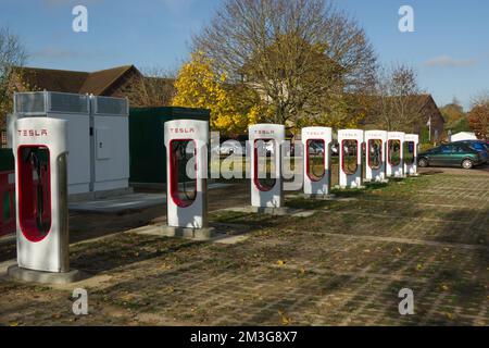 Acht Tesla-Ladestationen auf dem Parkplatz der Touristenattraktion. Dorking, Surrey, England Stockfoto