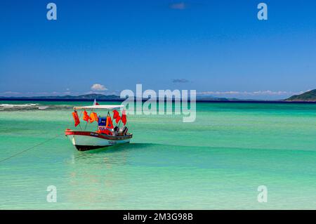 Kleines Boot im türkisfarbenen Wasser der Insel, Nosy Iranja in der Nähe von Nosy Be, Madagaskar Stockfoto