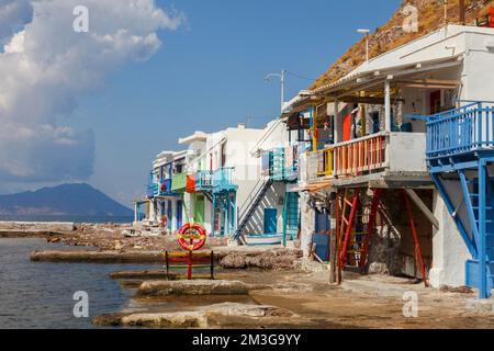 Farbenfrohe Häuser im kleinen Fischerdorf Klima auf der Insel Milos, Kykladen, Griechenland Stockfoto
