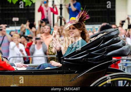 Prinzessin Eugenie von York, die in einer Kutsche während Trooping the Colour 2016 in The Mall, London, Großbritannien, gefahren ist. Stockfoto