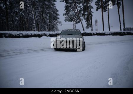 12-12-2022 Riga, Lettland ein Auto steht auf einer verschneiten Straße im Schnee. . Stockfoto