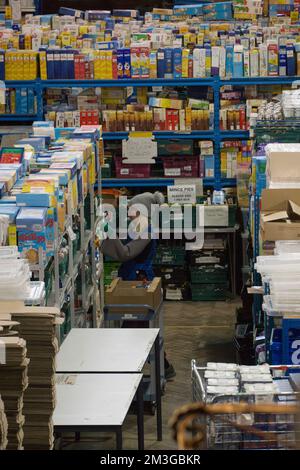 London, Vereinigtes Königreich, 15. Dezember 2022: A Trussell Trust Food Bank Warehouse in St Margaret The Queen Church in Streatham, South London. Die Spenden gehen schnell ein, und zusätzliche Freiwillige helfen bei der Eile, sowohl Grundnahrungsmittel als auch einige Weihnachtsgeschenke an lokale Familien zu bekommen, da viele Menschen aufgrund steigender Preise und der Krise der Lebenshaltungskosten Probleme haben, sich selbst zu ernähren und warm zu halten. Anna Watson/Alamy Live News Stockfoto