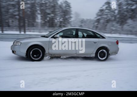 12-12-2022 Riga, Lettland im Winter fährt ein Auto durch den Schnee. . Stockfoto