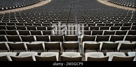 Sitzplätze im ehemaligen Olympiastadion Estadi Olimpic Lluis Companys, Barcelona, Katalonien, Spanien Stockfoto