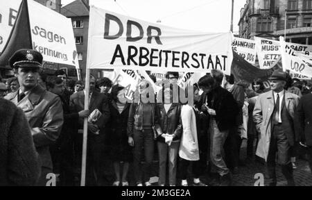 Das 2.. Treffen von Bundeskanzler Willy Brandt mit dem DDR-Abgeordneten Willi Stoph am 21. Mai 1971 in Kassel wurde von zahlreichen Erklärungen für und begleitet Stockfoto