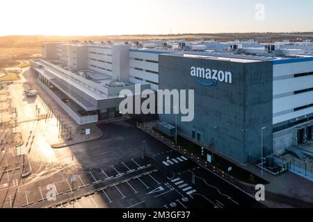 LEEDS, GROSSBRITANNIEN - 14. DEZEMBER 2022. Ein Blick aus der Vogelperspektive auf ein neu gebautes Amazon Prime-Lagerhaus mit Schild in Leeds, West Yorkshire bei Sonnenaufgang Stockfoto