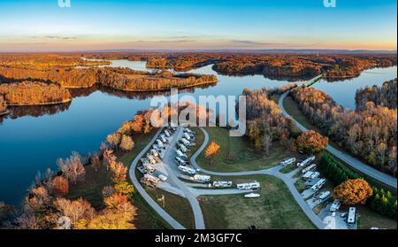 Luftpanorama eines Wohnmobil-Familiencamps im Herbst mit Bergen im Hintergrund am Tims Ford Lake in Tennessee USA. Stockfoto