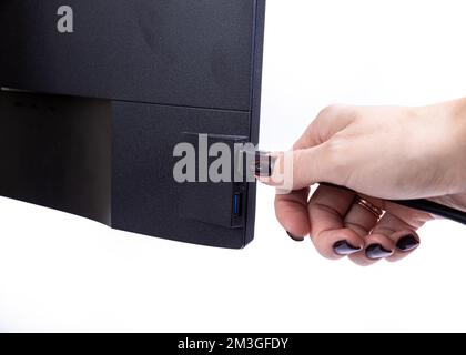 IT-Ingenieur man Hand führt Kabel in den Monitor ein. Mann Hand zum Anschließen des DVI-Kabels für Monitor an Computer-PC. VGA-DVI-DisplayPort und Netzkabel. cl Stockfoto