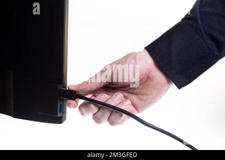 IT-Ingenieur man Hand führt Kabel in den Monitor ein. Mann Hand zum Anschließen des DVI-Kabels für Monitor an Computer-PC. VGA-DVI-DisplayPort und Netzkabel. cl Stockfoto