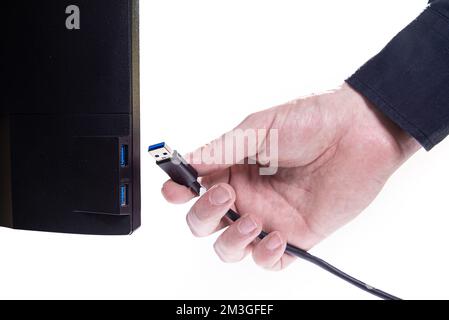 IT-Ingenieur man Hand führt Kabel in den Monitor ein. Mann Hand zum Anschließen des DVI-Kabels für Monitor an Computer-PC. VGA-DVI-DisplayPort und Netzkabel. cl Stockfoto