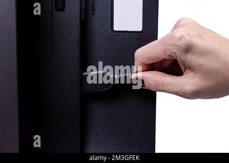 IT-Ingenieur man Hand führt Kabel in den Monitor ein. Mann Hand zum Anschließen des DVI-Kabels für Monitor an Computer-PC. VGA-DVI-DisplayPort und Netzkabel. cl Stockfoto