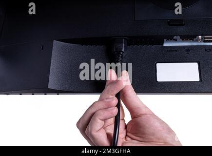 IT-Ingenieur man Hand führt Kabel in den Monitor ein. Mann Hand zum Anschließen des DVI-Kabels für Monitor an Computer-PC. VGA-DVI-DisplayPort und Netzkabel. cl Stockfoto