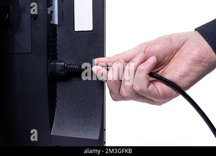 IT-Ingenieur man Hand führt Kabel in den Monitor ein. Mann Hand zum Anschließen des DVI-Kabels für Monitor an Computer-PC. VGA-DVI-DisplayPort und Netzkabel. cl Stockfoto